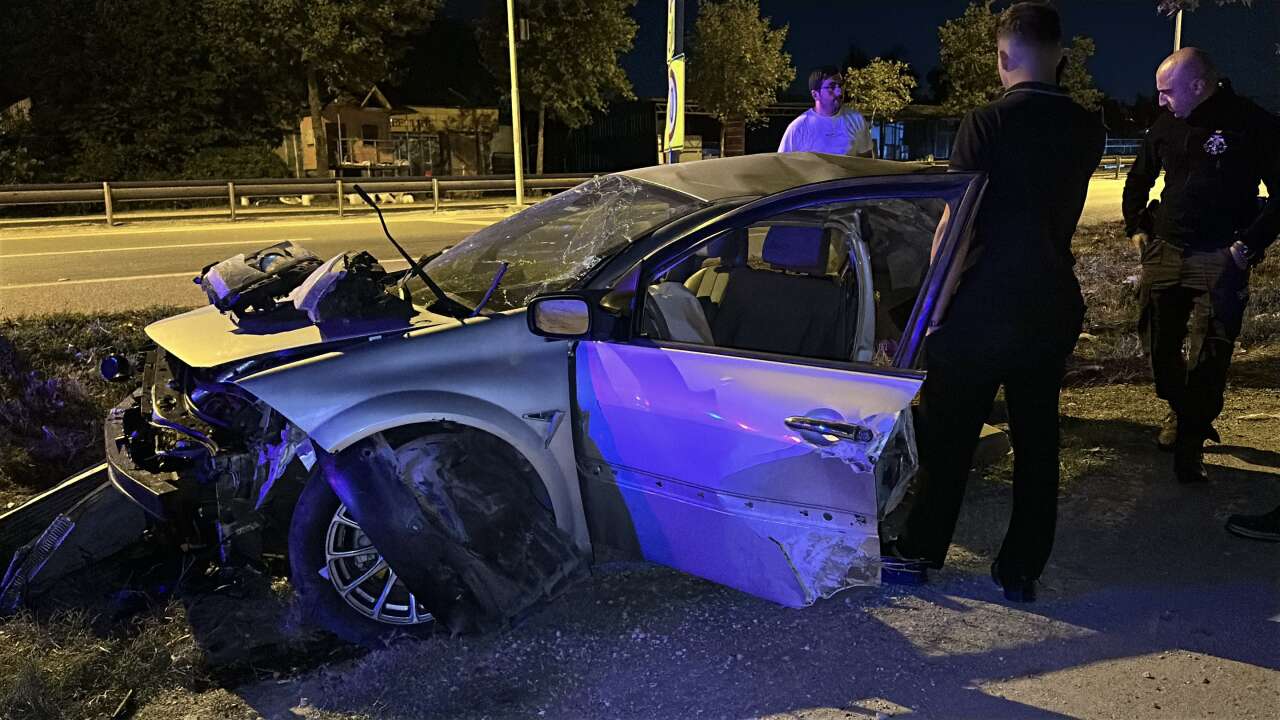 Sesi duyan mahalle sokağa döküldü! Ağaca çarpan otomobil ikiye bölündü 4